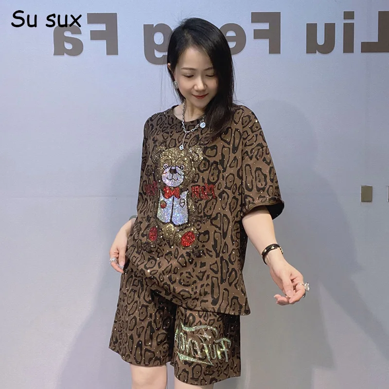 

Комплект из двух предметов: шорты оверсайз с леопардовым принтом и футболка с коротким рукавом с мультяшным медведем, женский летний комплект 2026