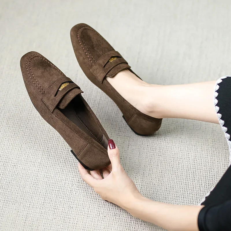 صنادل ماري سوداء صغيرة من Miu، أحذية بدون كعب سميكة من الجلد على الطراز البريطاني، أحذية مسطحة للنساء من الصين