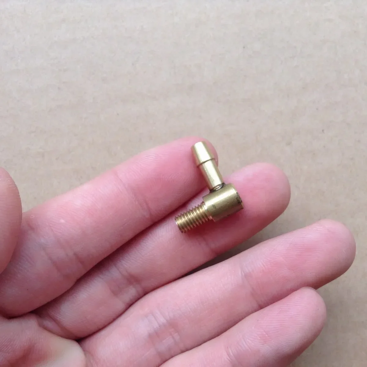 Buse de carburant de mamelon de refroidissement par eau ESC de moteur en laiton de 2 pièces 90 degrés pour la bateau RC