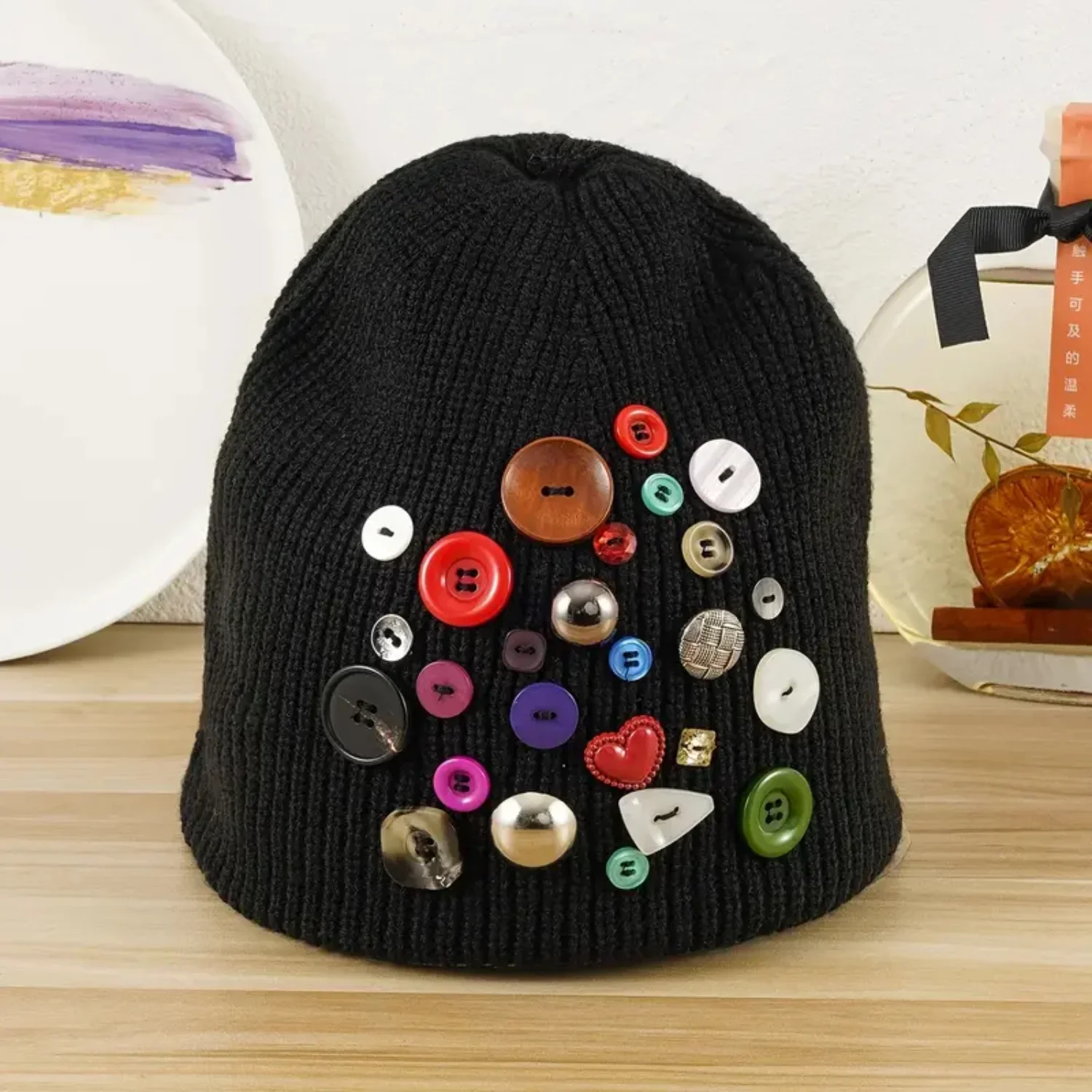 

Зимняя разноцветная вязаная шерстяная шапка на пуговицах для женщин | Теплая шапка для улицы с яркими пуговицами | Стильный и уютный вязаный головной убор