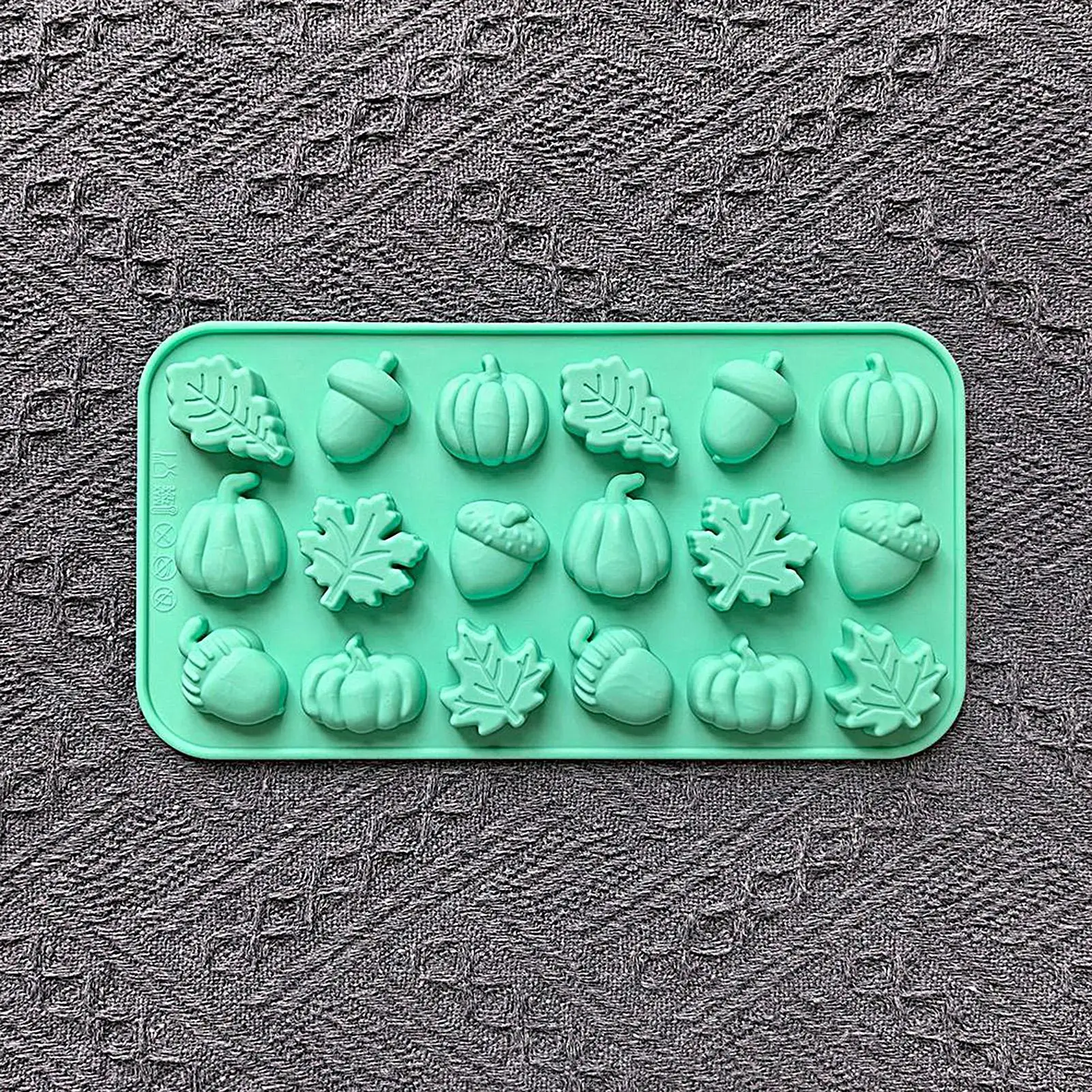 18-Cavity Fall Silicone Molds Pumpkin Pine Cone Maple Leaves Soap Candle Chocolate Craft Autumn Halloween Thanksgiving Decor ﻿
