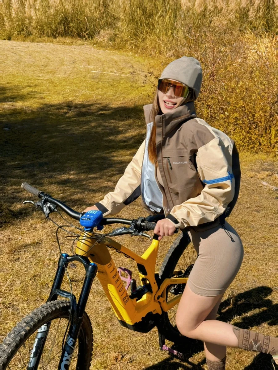 

Куртка Fuyan для активного отдыха, женская, короткая, 2026, новая коллекция весна-осень, три в одном: ветрозащитная, водонепроницаемая, для горного туризма, в комплекте