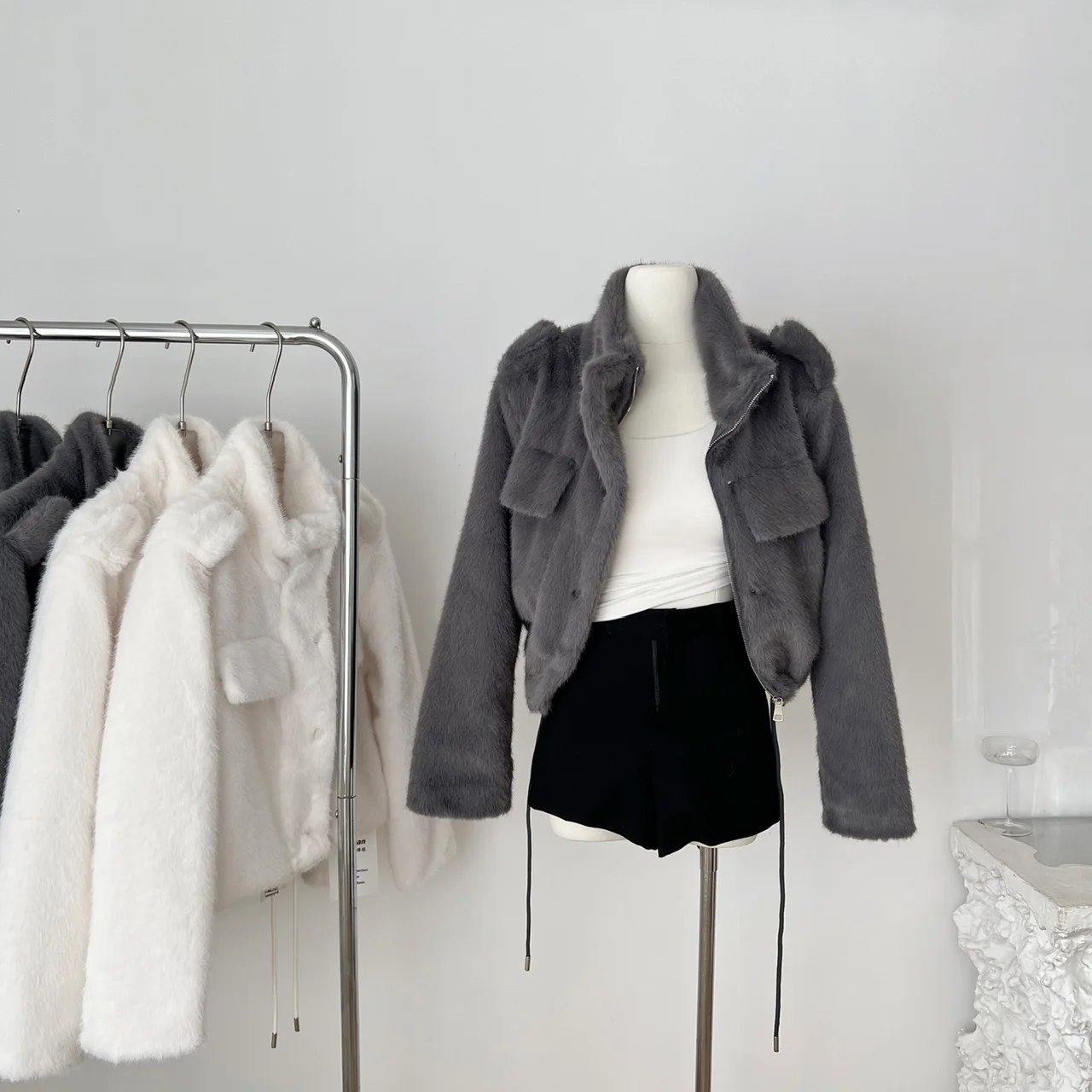 سترة نسائية للخريف والشتاء أنيقة من شعر المنك الصناعي بأكمام طويلة وفتحة رقبة الياقة المدورة ملابس خروج نسائية فضفاضة قصيرة من الفرو الصناعي ملابس خارجية