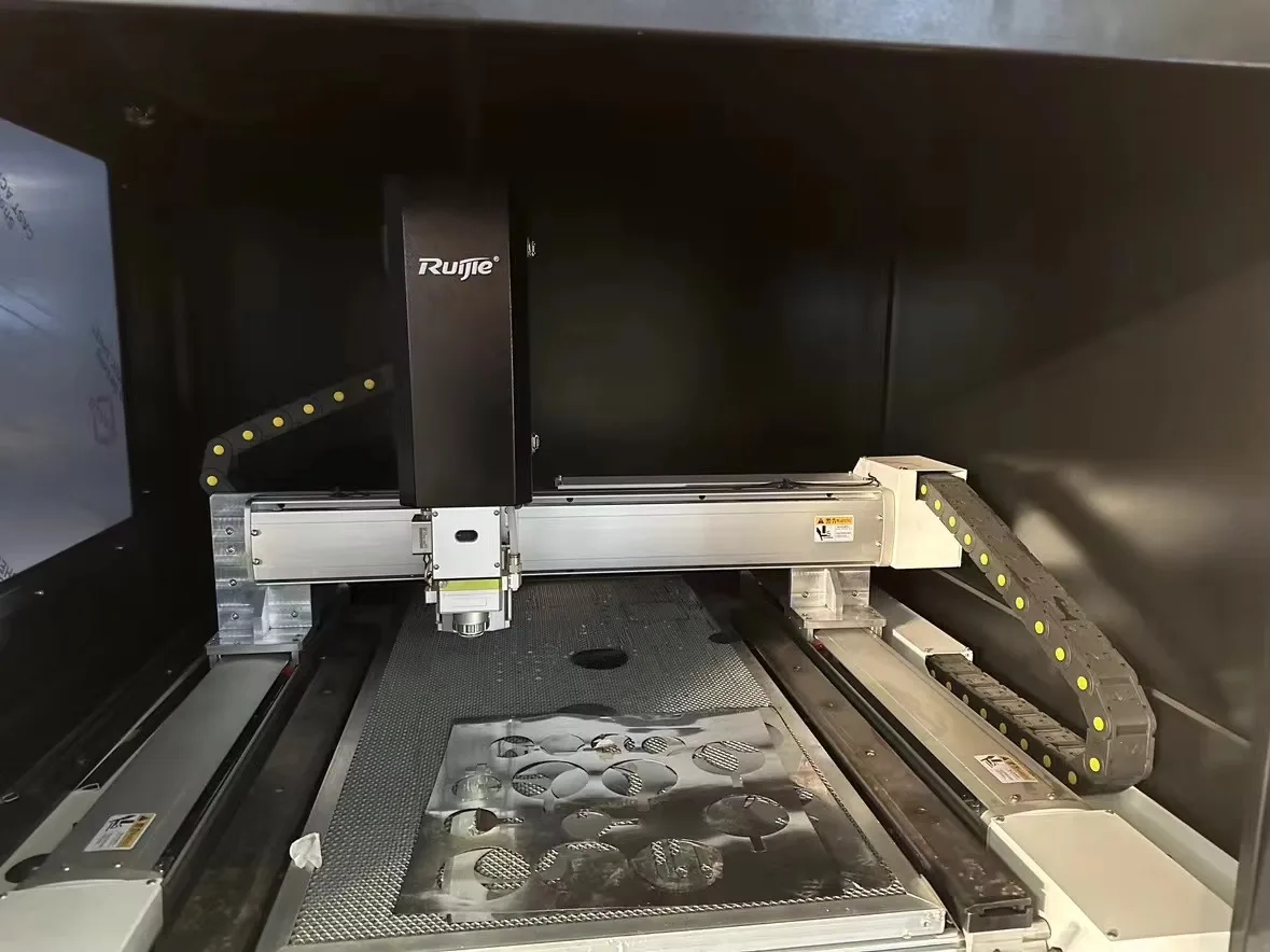 Ruijie Mini Ukiran Logam Penutup Penuh Pemotongan Laser Serat Kebisingan Rendah 600*600Mm