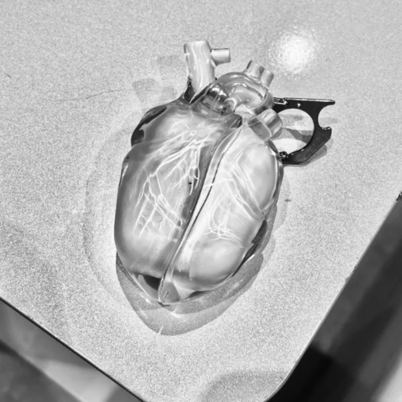 

Защитный чехол для наушников с 3D сердечком на заказ, прозрачный жидкий силиконовый корпус, литье из смолы, анти-падающее украшение, оригинальный дизайн