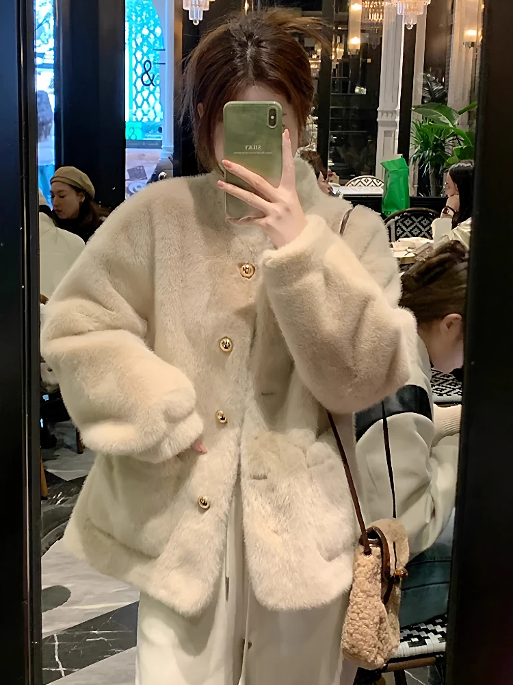سترة نسائية شتوية من فرو المنك باللون الأبيض الكريمي سترة مبطنة بالفرو الصناعي خالية من القسوة ملابس خارجية قصيرة منفوشة دافئة