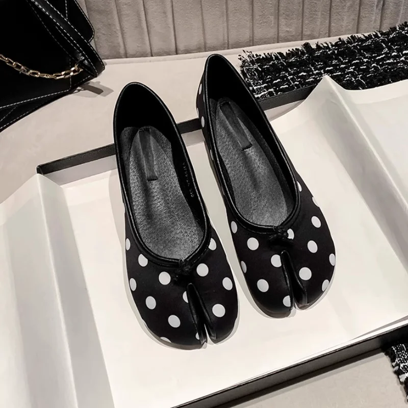 

Fashion Women Ballet Shoes Quality Women Comfortable Flat Split toe Loafers Women Mary Jane Polka Dots Slip-on Casual Shoes Wome