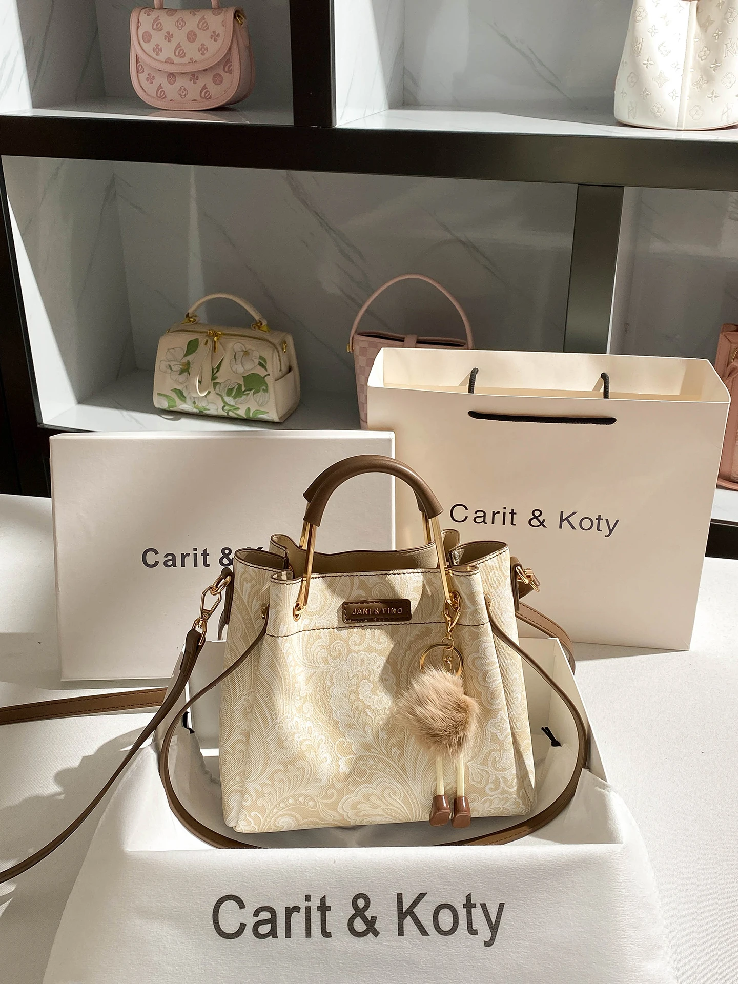 

Роскошная и винтажная сумка-ведро контрастного цвета. Зима 202. Новинка в сумочках и популярная большая сумка для ежедневного использования.