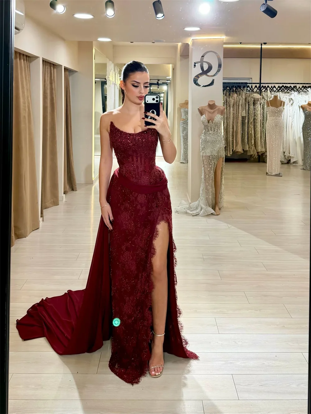 カスタマイズされたバーガンディゴージャスレースマーメイドサイドハイ スリットフォーマルイブニングドレス、取り外し可能な袖付き、ウェディングドレス、プロムガウン