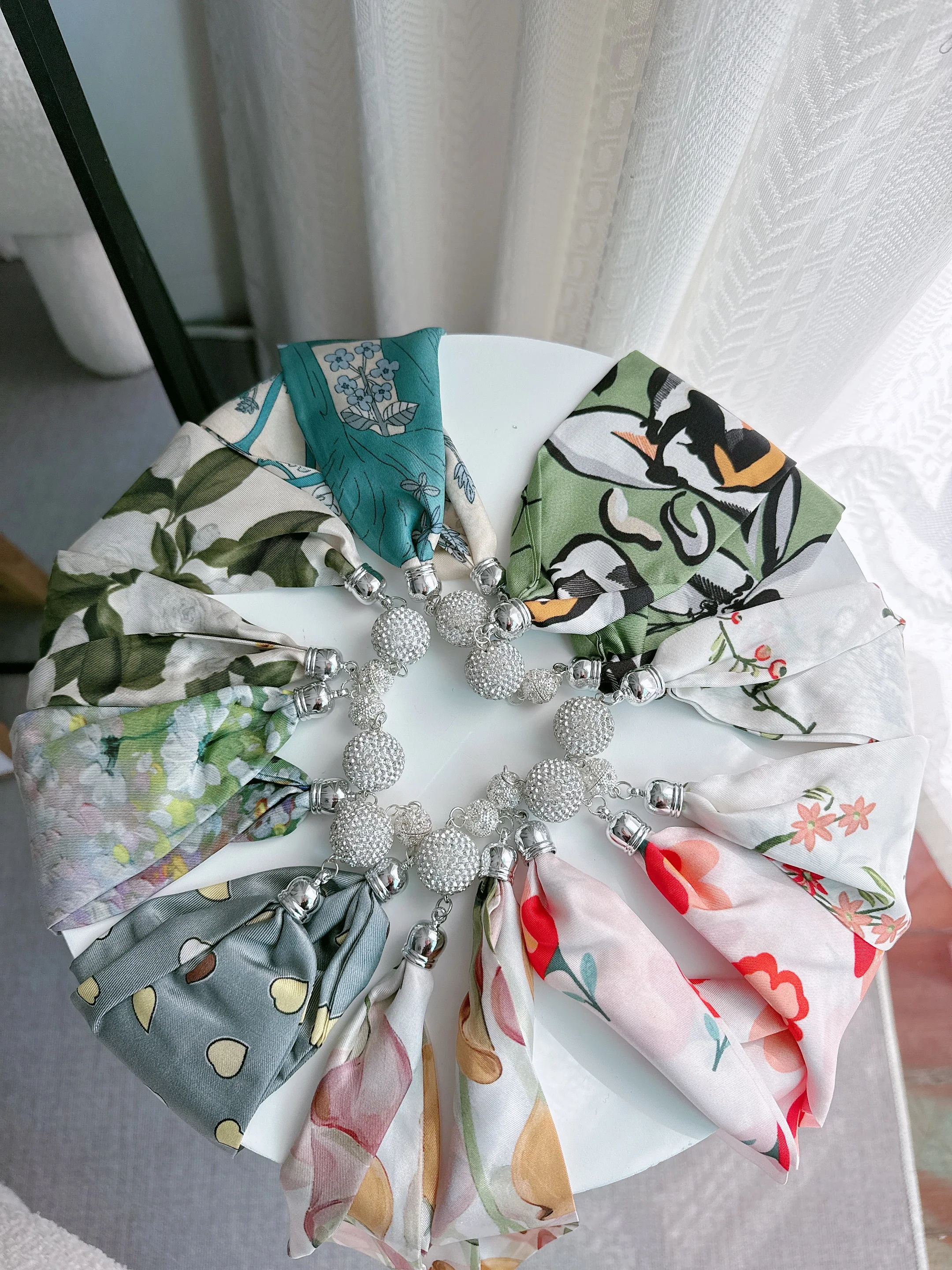 

Магнитный шарф с принтом в виде сердца, ожерелье с пряжкой, шарф в маленькую полоску с бриллиантовым декором на шею, ожерелье с жемчугом и шелковым шарфом