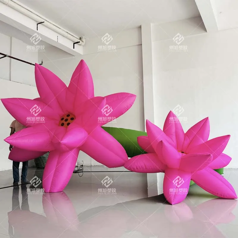 Modello gonfiabile gigante di pianta di fiore di loto, oggetti di scena decorativi per arrampicata su parete possono essere personalizzati