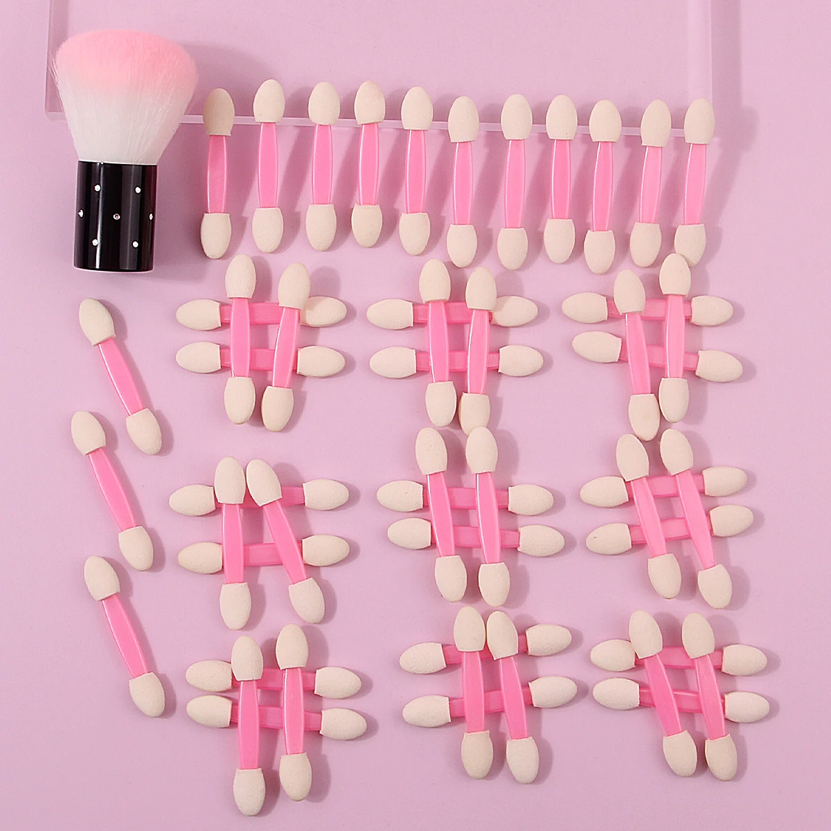 O conjunto de escova multifuncional inclui um bastão de esponja de duas cabeças e uma escova ultrapamacia de cabo curto, uma ferramenta de beleza