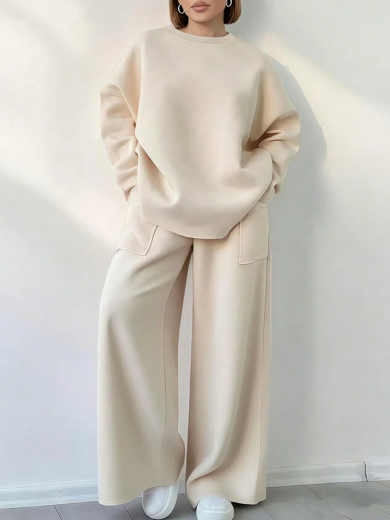 

Однотонный комплект из топа с круглым вырезом и длинными рукавами и свободных брюк с карманами