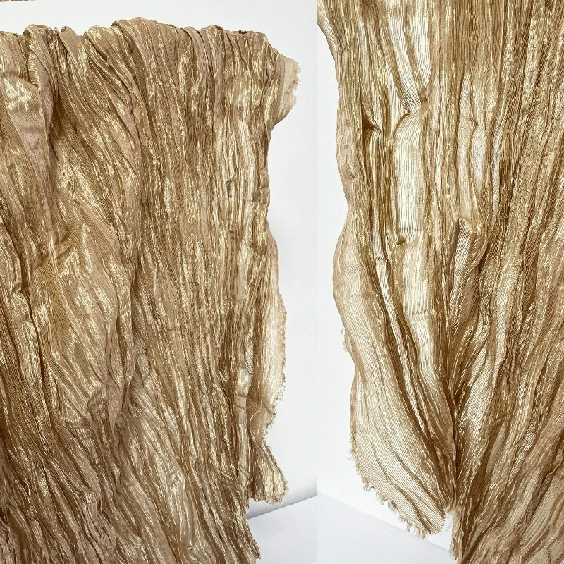 

Ткань с золотистыми волнообразными складками для юбок, для рукоделия, для дизайна одежды, ткани для пошива, продается на метры, материал для шитья.