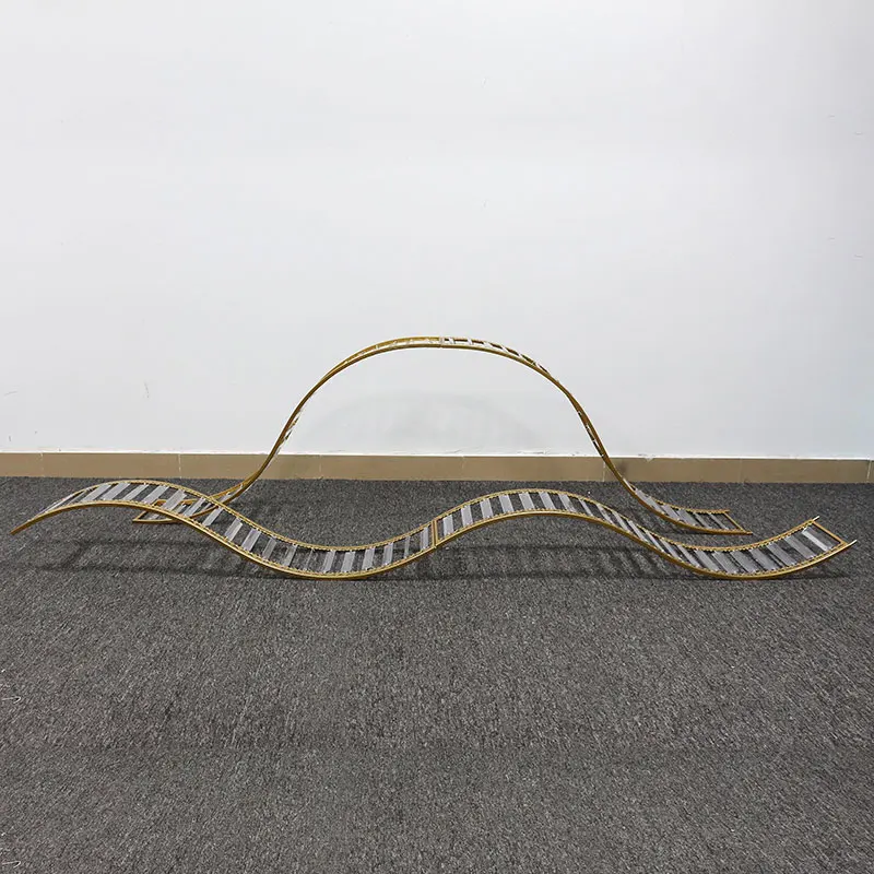 

S-образная хрустальная волна: подставка для цветов для домашней вечеринки, меняющая форму, с сетчатым узором, золотистая, из кованого железа, для свадебного декора, реквизит