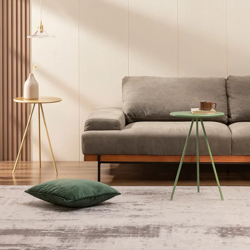 طاولة فنية حلوة، شرفة حديثة، طاولة معدنية مستديرة، طاولة أنيقة بجانب السرير لغرفة النوم وديكور أحمر شبكي أنيق