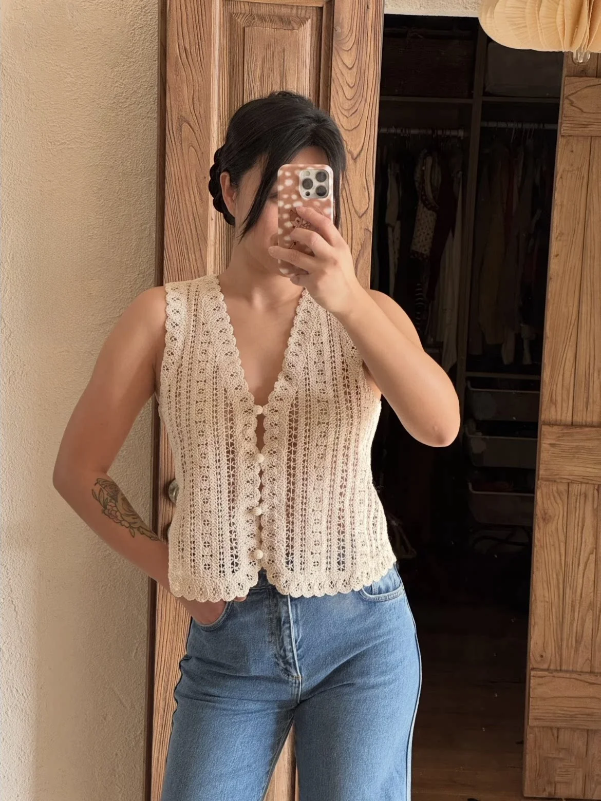 

Элегантный ажурный вязаный жилет с V-образным вырезом, без рукавов, из хлопка, укороченный, на одной пуговице, модный, универсальный, женский.