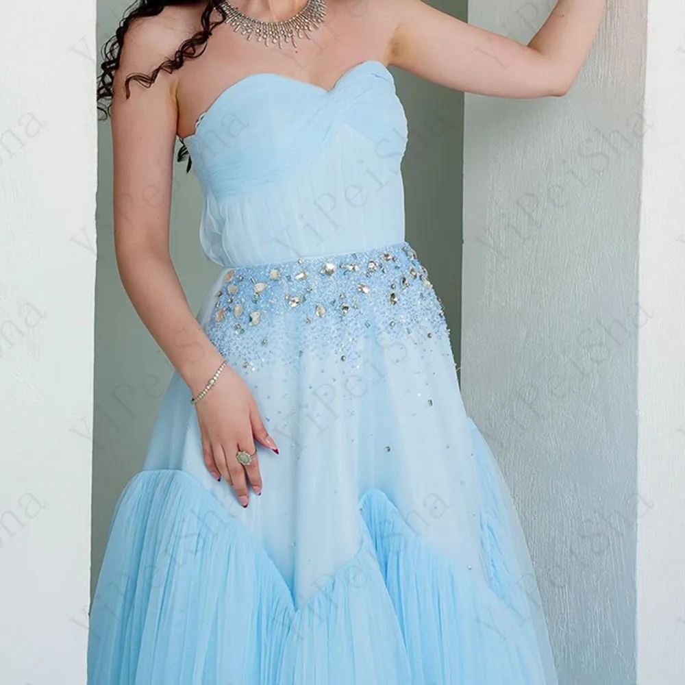 Maßgeschneiderte A-Linie-Abschlussballkleider, bodenlang, trägerlos, ärmellos, modisches, mit Kristallen besetztes, abgestuftes, drapiertes Partykleid