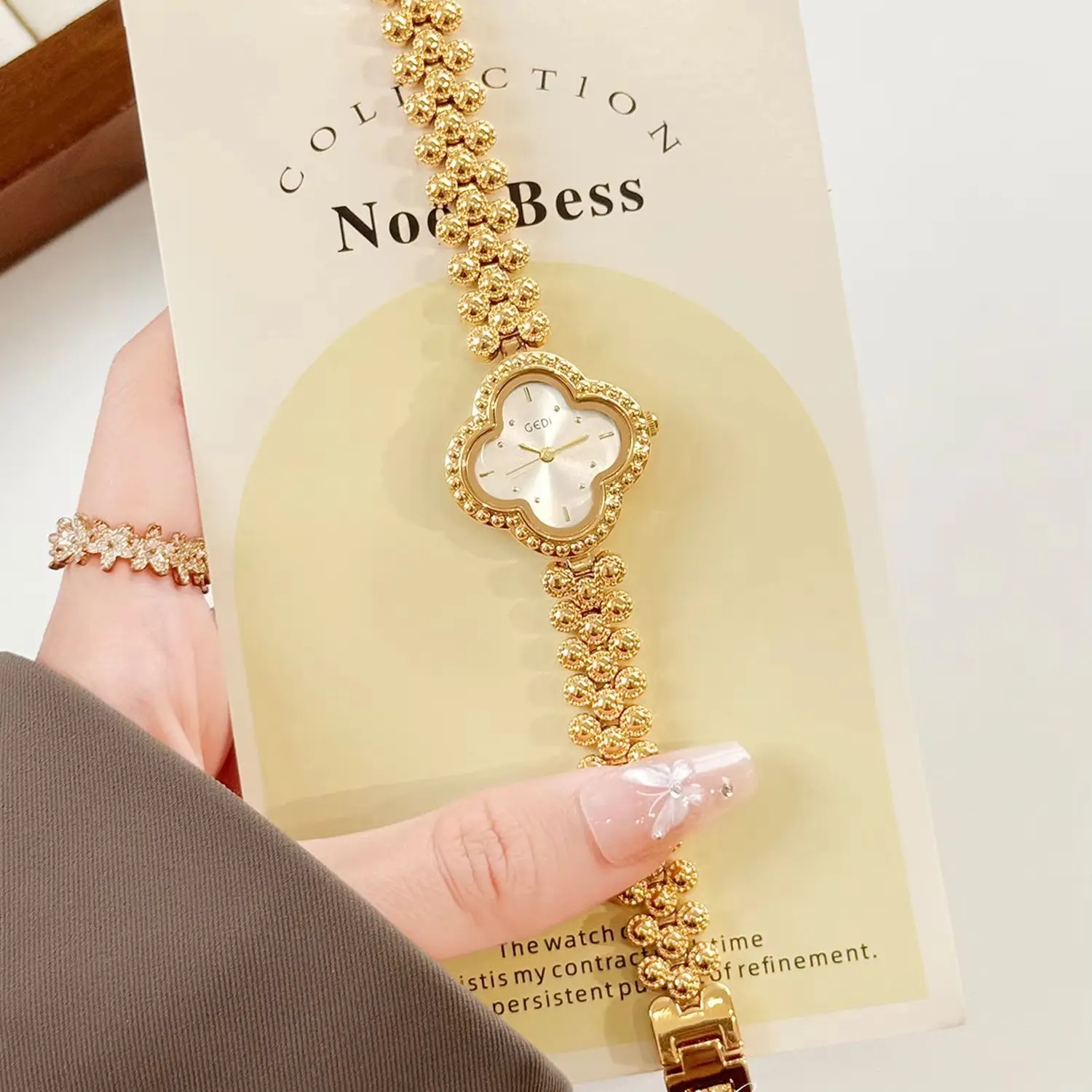 

Fashionable Luxury Watch for Women,Flower-Patterned Dial Bracelet Watches,Exquisite Waterproof Quartz Timepiece,Gift for Women