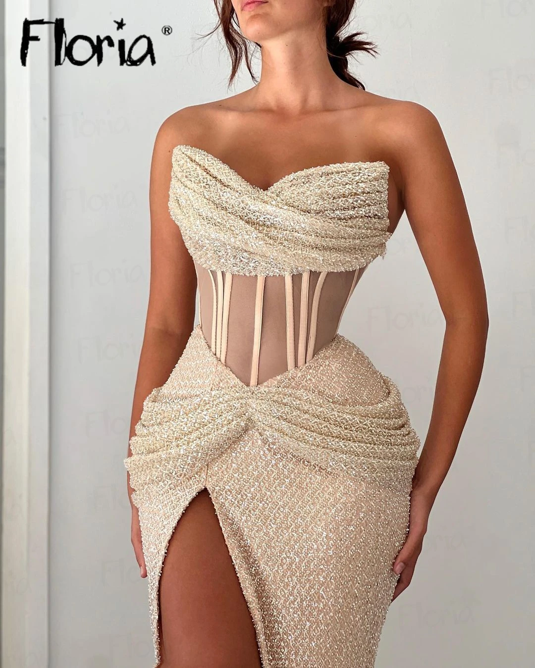 Belle robe de cocktail sexy et brillante, fendue sur le côté profond, beige, tenue de soirée, fête de mariage, tenue de reconstitution historique personnalisée