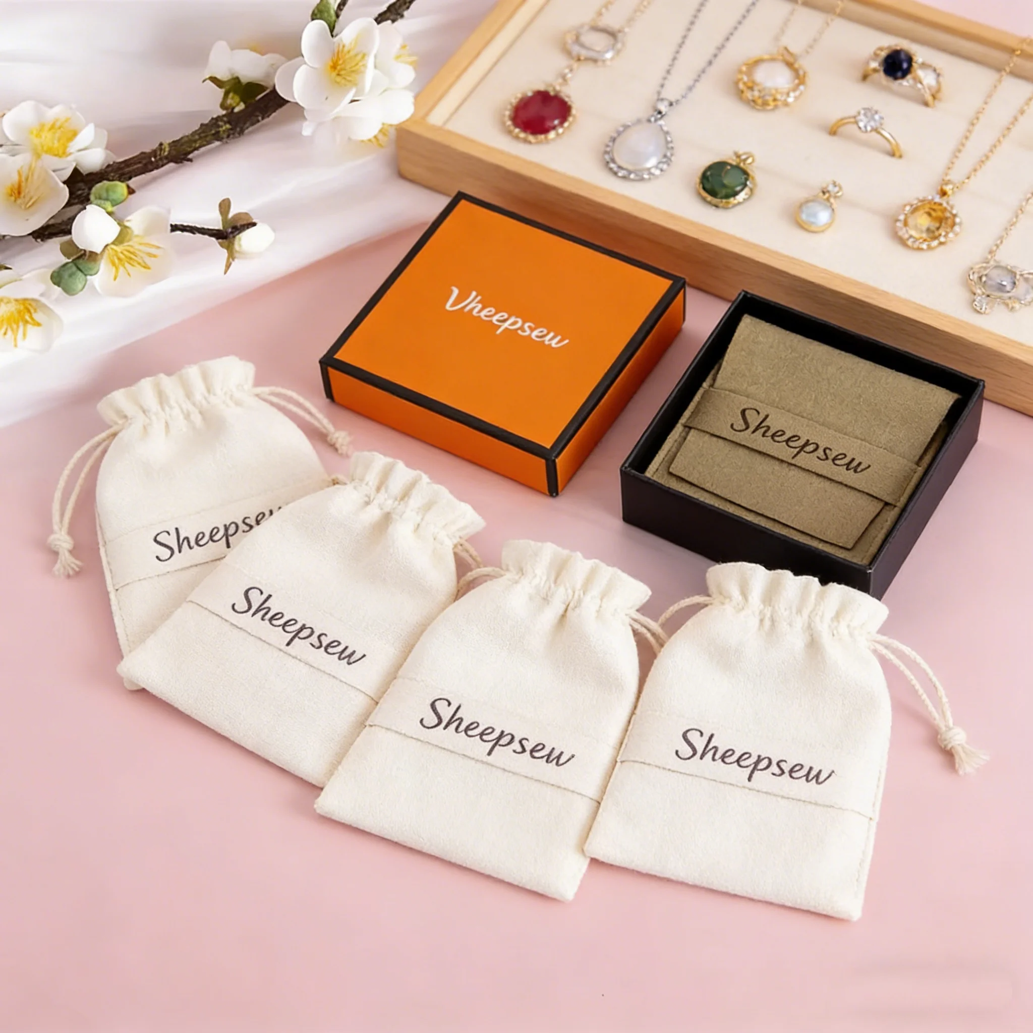 

Коробка для украшений 7*7*3 см, оранжево-черная, картонная, с крышкой, и набор чехлов-конвертов из замшевого микрофибера для хранения ювелирных изделий