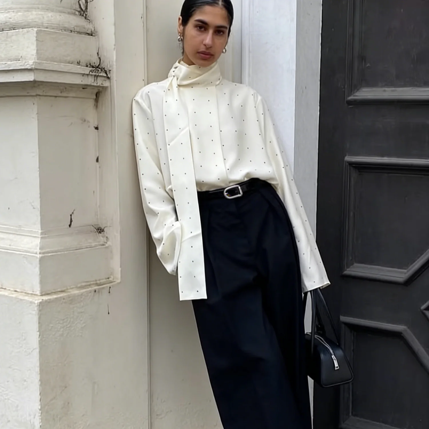 

Женская блузка LIMO 2026 кремового цвета в горошек из атласа – с высоким воротником и завязывающимся шарфом, из шелковистой гладкой ткани, элегантная и универсальная.