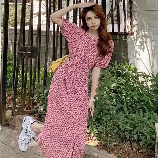 Sukienka maxi damska w stylu retro z kwiatowym wzorem, letnia, wysoki stan, wyszczuplająca, różowa w kropki, bufiaste rękawy, elegancka.