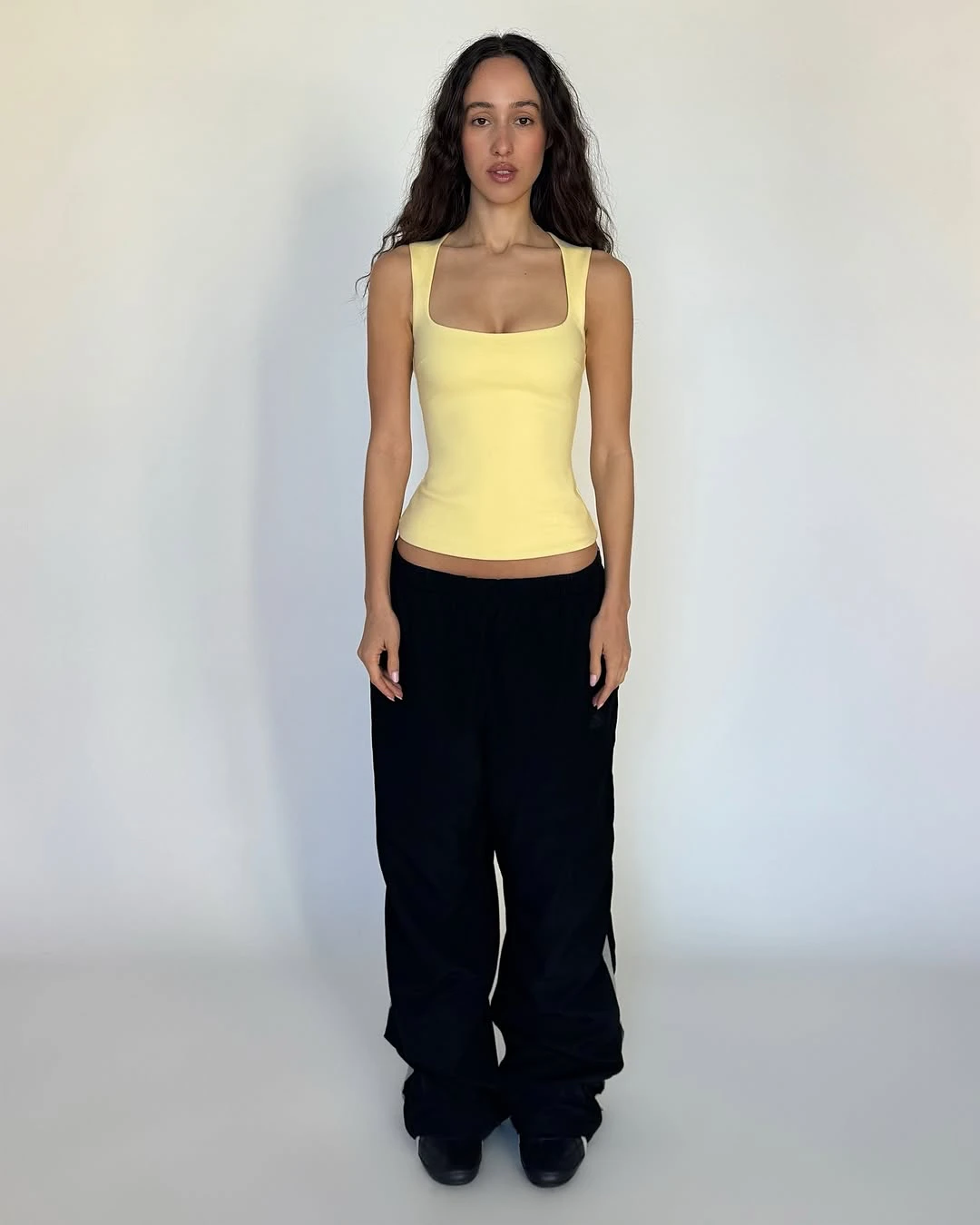 เสื้อกั๊กสีเหลืองทรงเข้ารูป Guizio สายกว้าง คอเหลี่ยม ผ้าผสมใยยืดหยุ่น ผ้าฝ้ายผสม ใส่สบายสำหรับฤดูร้อน ความยาวปกติ