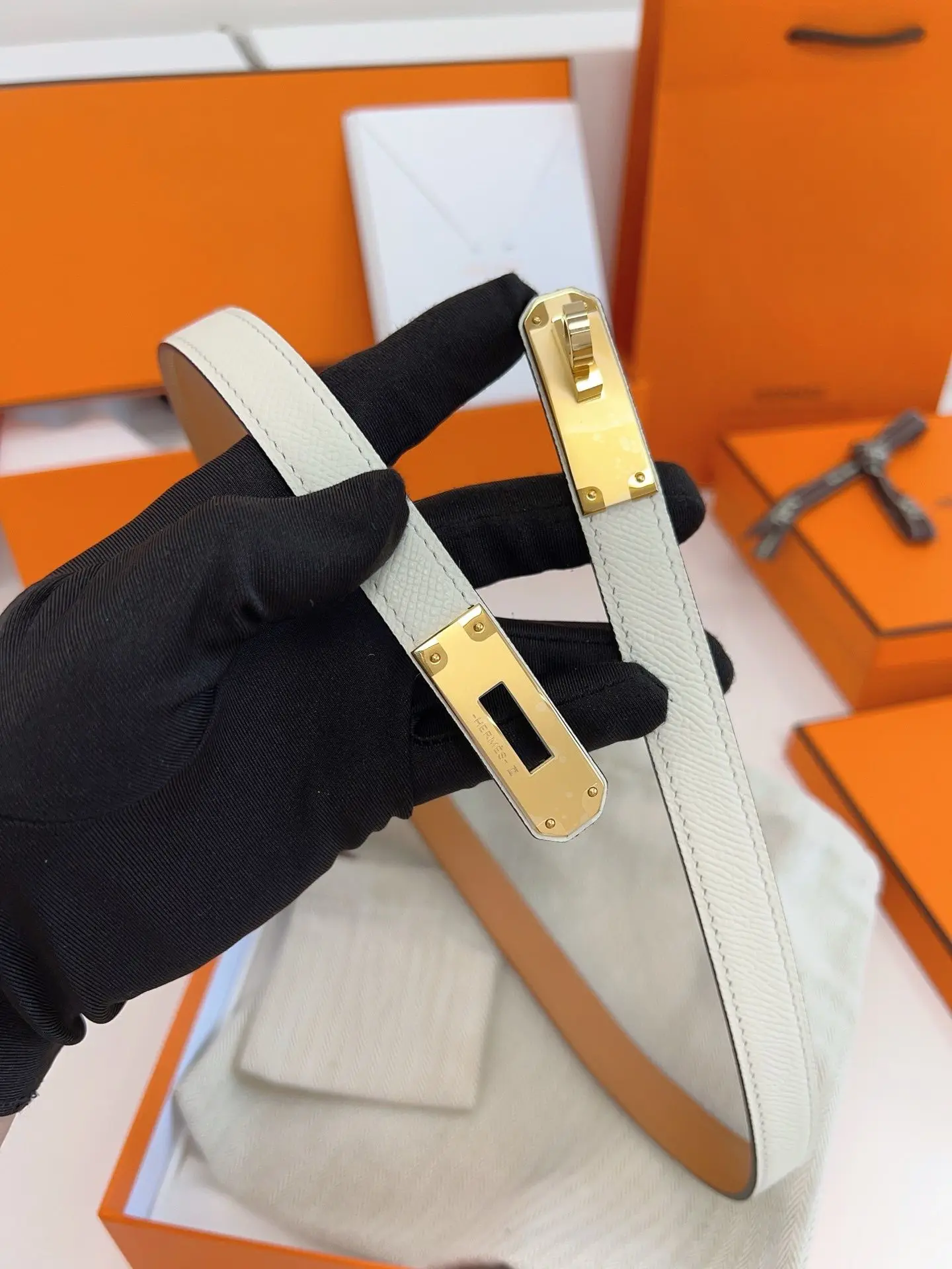Unisex Thin Reversible Light Gray Cross Grain Leather Belt With Gold Turn Lock Buckle Fashion Waist Belt