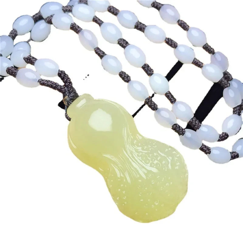 The new Hetian green and white cabbage pendant is simple, fashionable and fresh