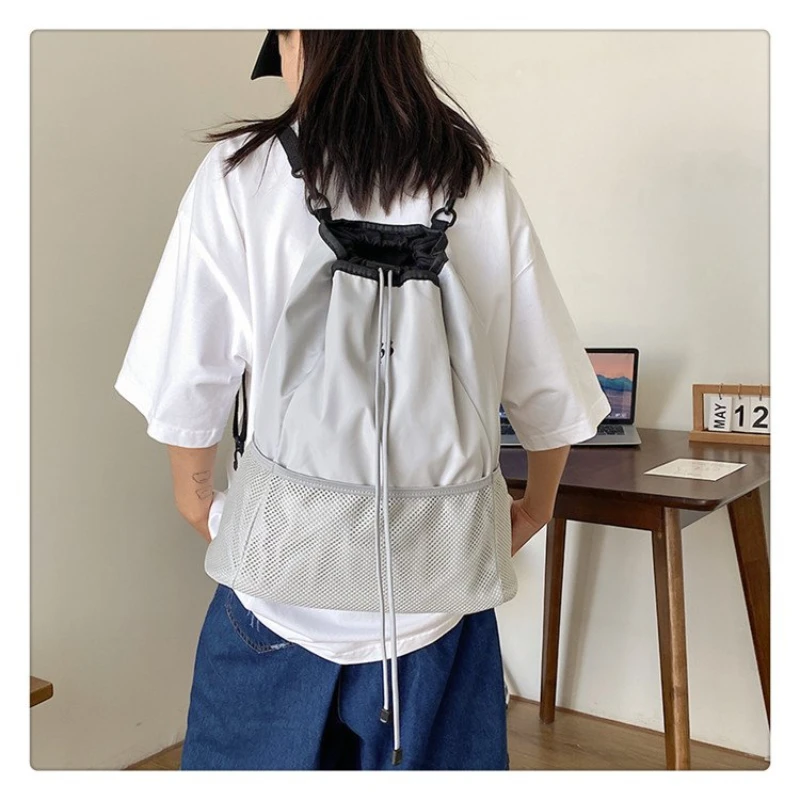 Mochila de boca com cordão casual monocromática para mulheres, fresca e elegante, grande capacidade, bolsa de ombro de nylon