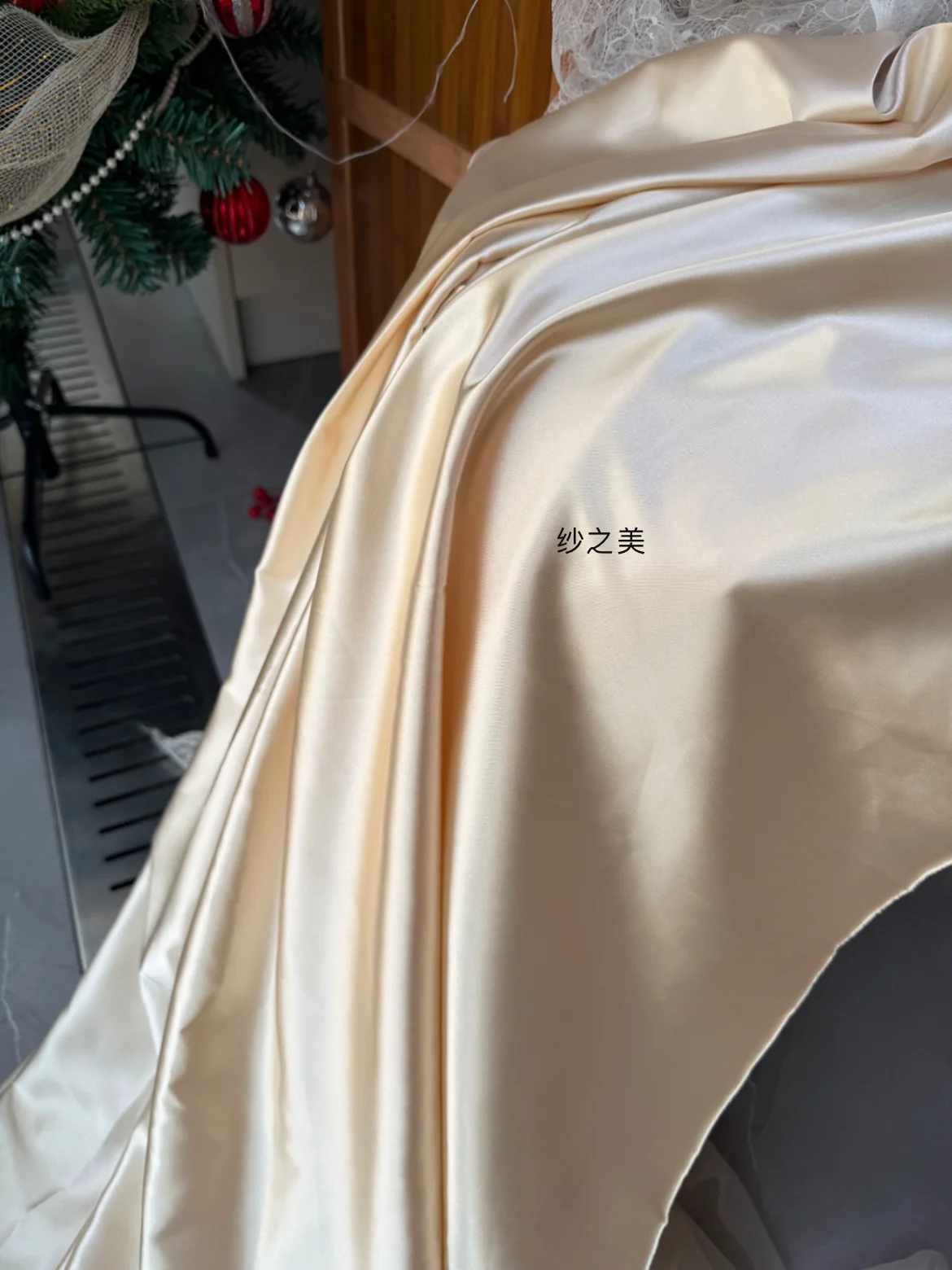 Milky White Champagne Silky Satin Pearlescent Cloth Draping Fabric for Wedding Tablecloth Background Decoration Fabric