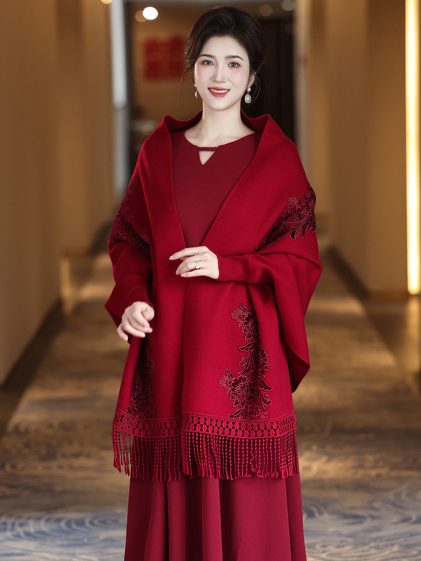 Elegant-chale-de-mariage-rouge-brode-avec-manches-pour-maman-–-vetement-d'exterieur-haut-de-gamme-nouveau-style-printemps-automne-pour-celebrations