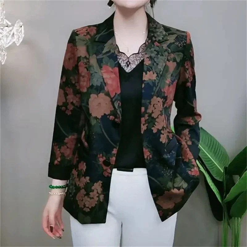 Abito da madre sottile in stile occidentale 2025 Primavera e autunno Nuovo top alla moda, giacca corta da donna di mezza età e anziani