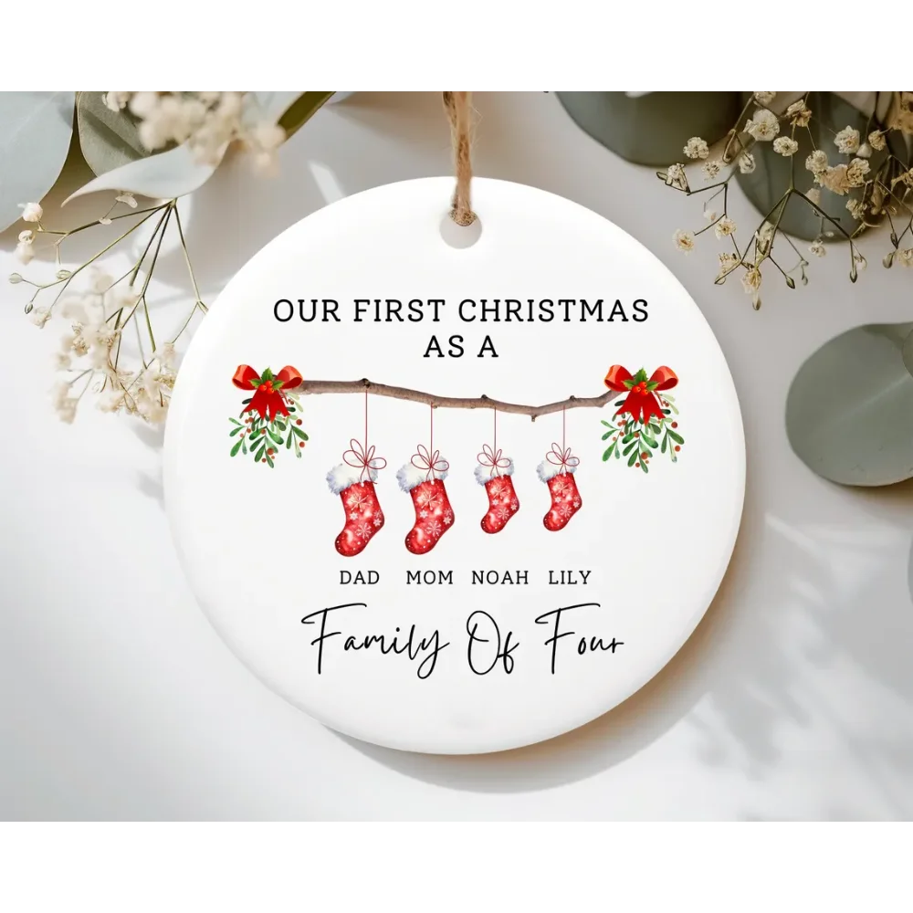 2025 Personalisiertes Familien-Ornament-Geschenk für Baby, Kind, Dreiköpfige Familie, Weihnachtsornament, Individuelles Geschenk für das erste Weihnachten des Babys – Detail 2