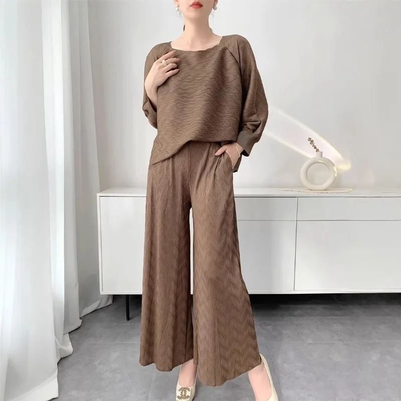 

Комплект плиссированных брюк Miyake: Новинка Весна 2026, в стиле Miyake, широкие брюки с плиссировкой, женский комплект из двух предметов, свободный повседневный костюм