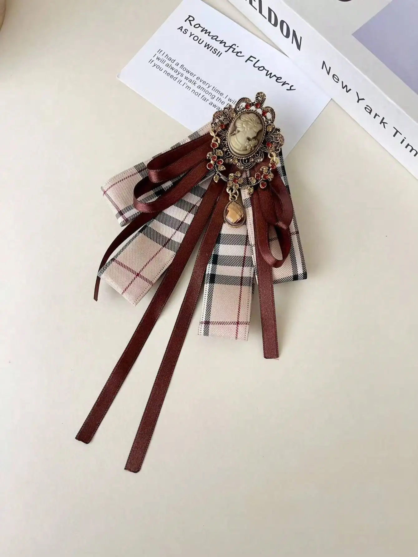 1 Stück elegante Damen-Vintage-Schleife mit Karomuster und glänzenden Pailletten, geeignet für Partys, Bühnenauftritte, Moderationen, Zusammenkünfte, aus Karo-Polyesterfaser (Polyester) – Detail 2
