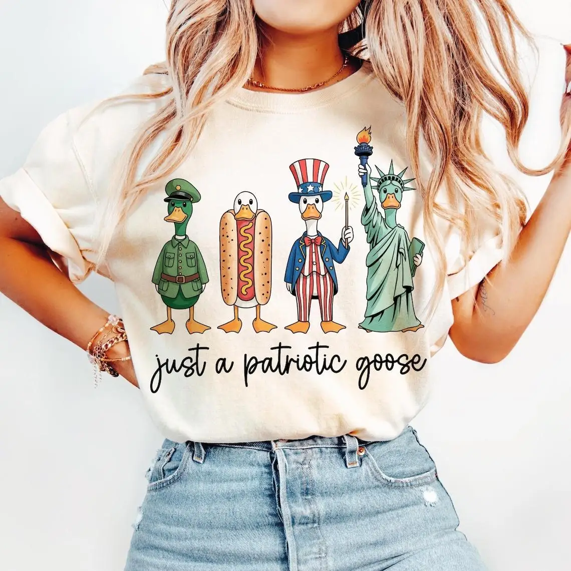 

Just a Patriotic Goose T-Shirt, Cute American Flag Cartoon Print, Funny 4th of July Themed Summer Top, Women's Casual Loose Tee