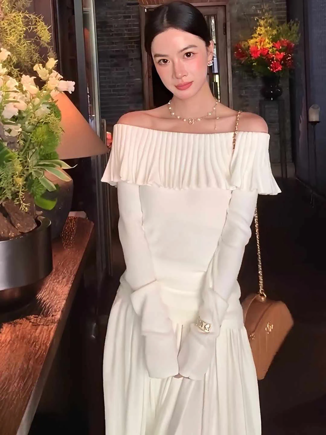 เสื้อไหมพรมถักไหล่เดียวสีน้ำตาลอ่อน ดีไซน์หวานซ่อนเปรี้ยว สไตล์เกาหลีใหม่ล่าสุดสำหรับผู้หญิง ฤดูใบไม้ร่วง ทรงเข้ารูป ดูผอมเพรียว ระดับไฮเอนด์ แขนยาว