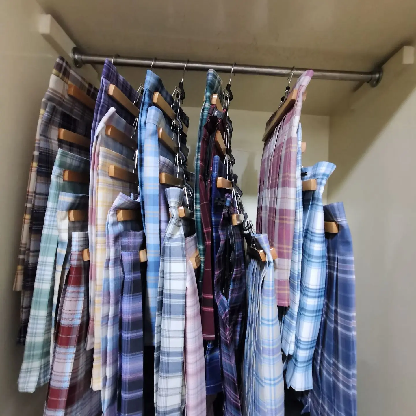 10-pcs-grade-wooden-pants-hanger-with-clips-non-slip-skirt-hanger-with-360°-swivel-hook-licg
