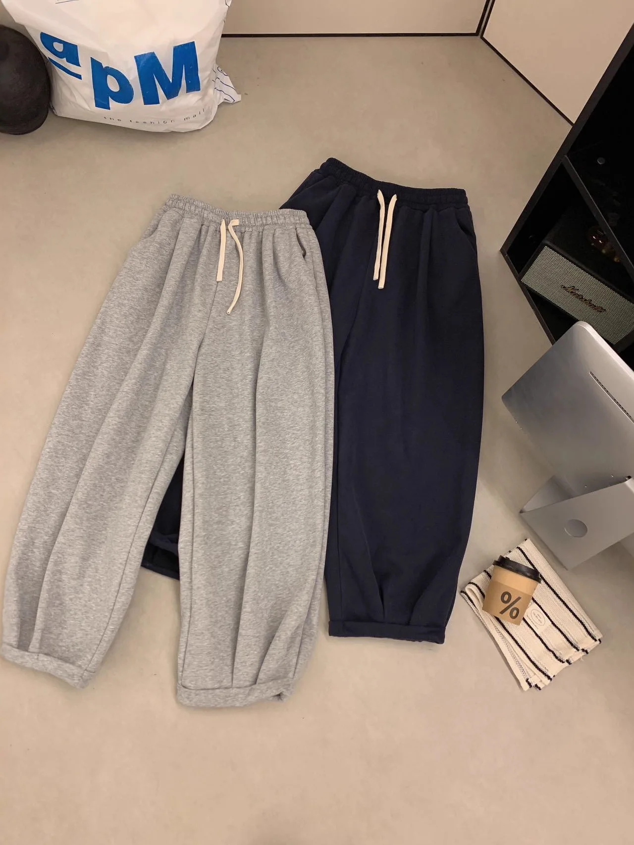 Luźne, wygodne spodnie z szerokimi nogawkami, ocieplane, codzienne, sportowe, na jesień i zimę, z wysokim stanem i elastyczną talią.