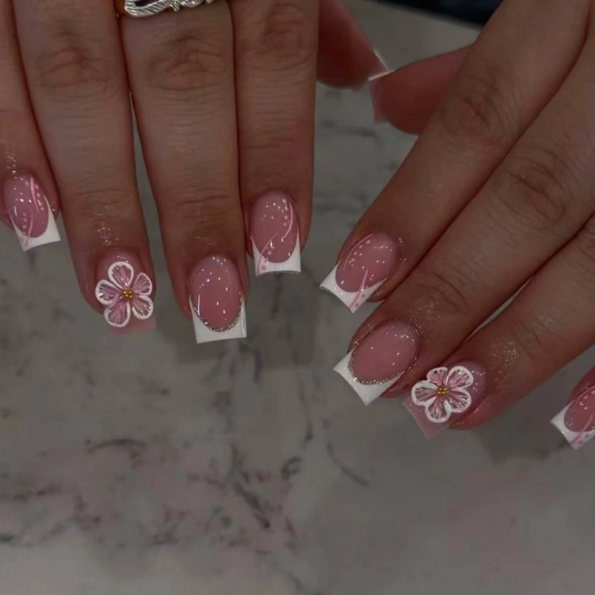 

Fashion French 3D White Flowers Short Square Nail Art Summer Wearable False Nails Detachable Finished Fake Nails Press on Nails