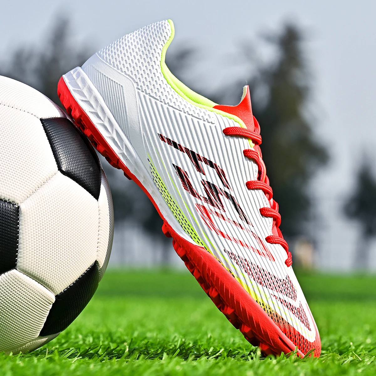 

Дышащие футбольные бутсы для искусственного газона, нескользящие и износостойкие, с мощным сцеплением, надежной фиксацией голеностопа, легкие.