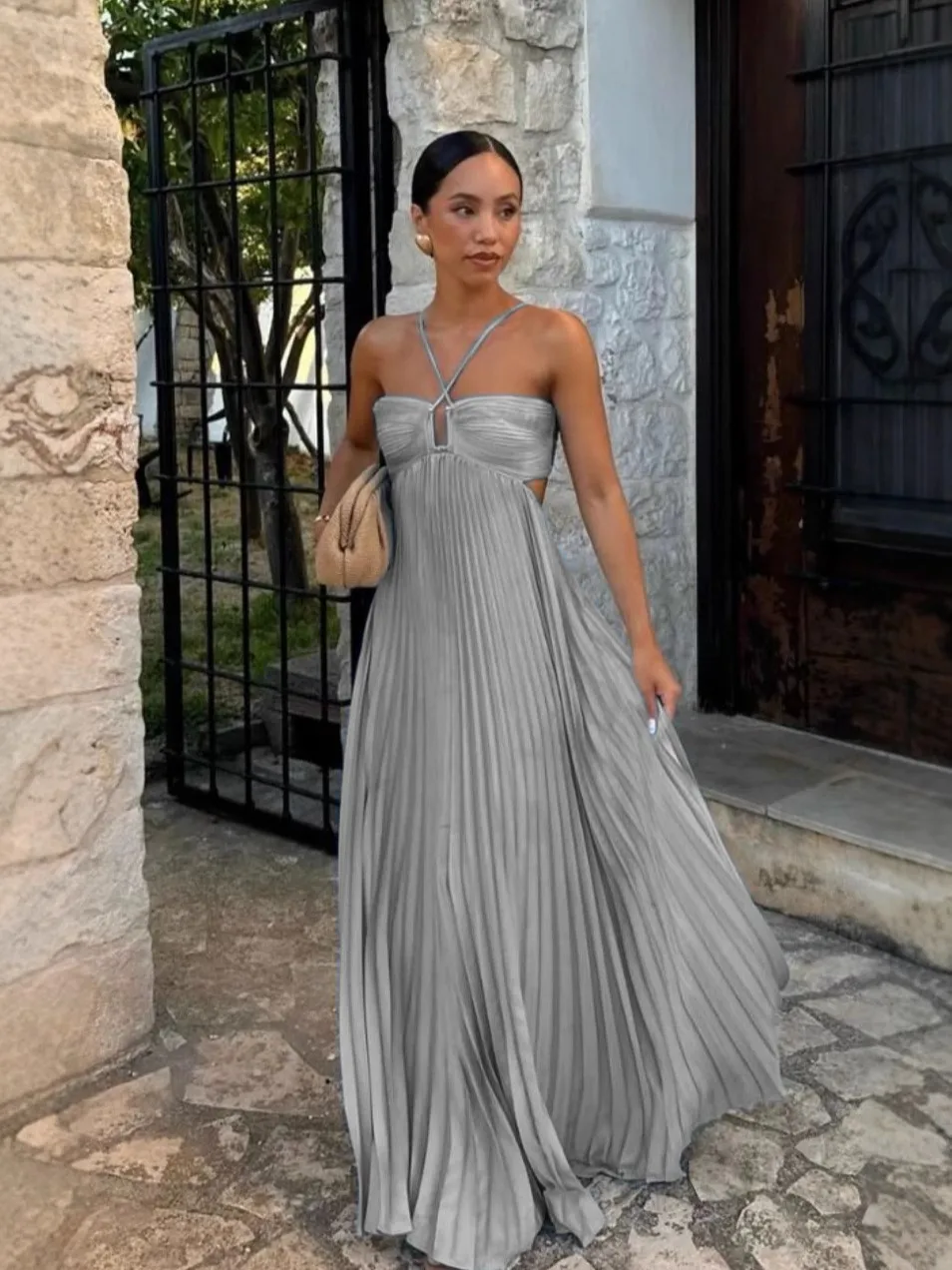 Elegantes grünes Maxikleid mit schulterfreiem Oberteil, gerafftem Neckholder-Ausschnitt, hoher Taille, plissiertem, lockerem Schnitt und einfarbigem Swing-Rock