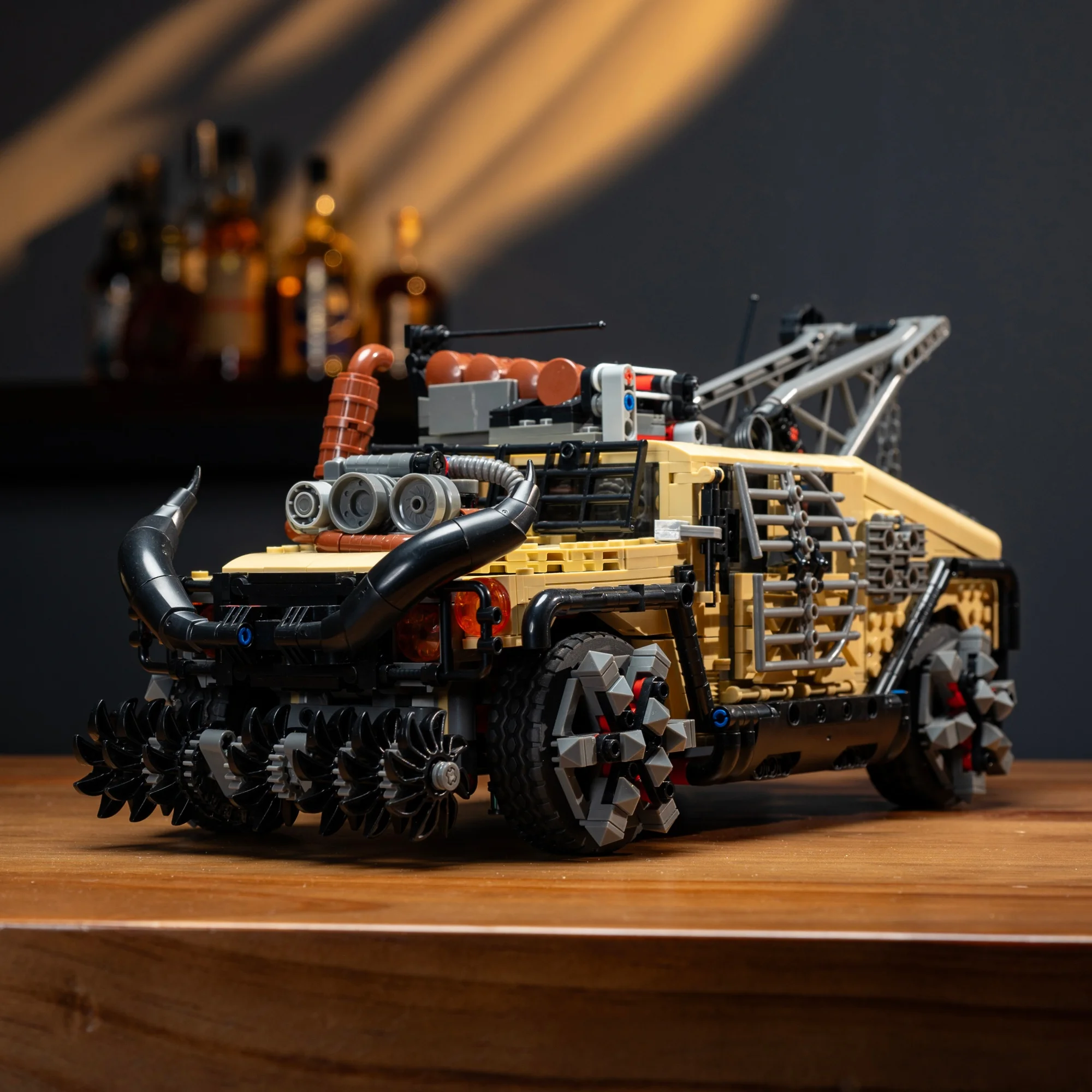 

Конструктор «Макс Хаммер» (2069 деталей): Технический внедорожник-танк в постапокалиптическом стиле. Сборные блоки для взрослых, подарки.