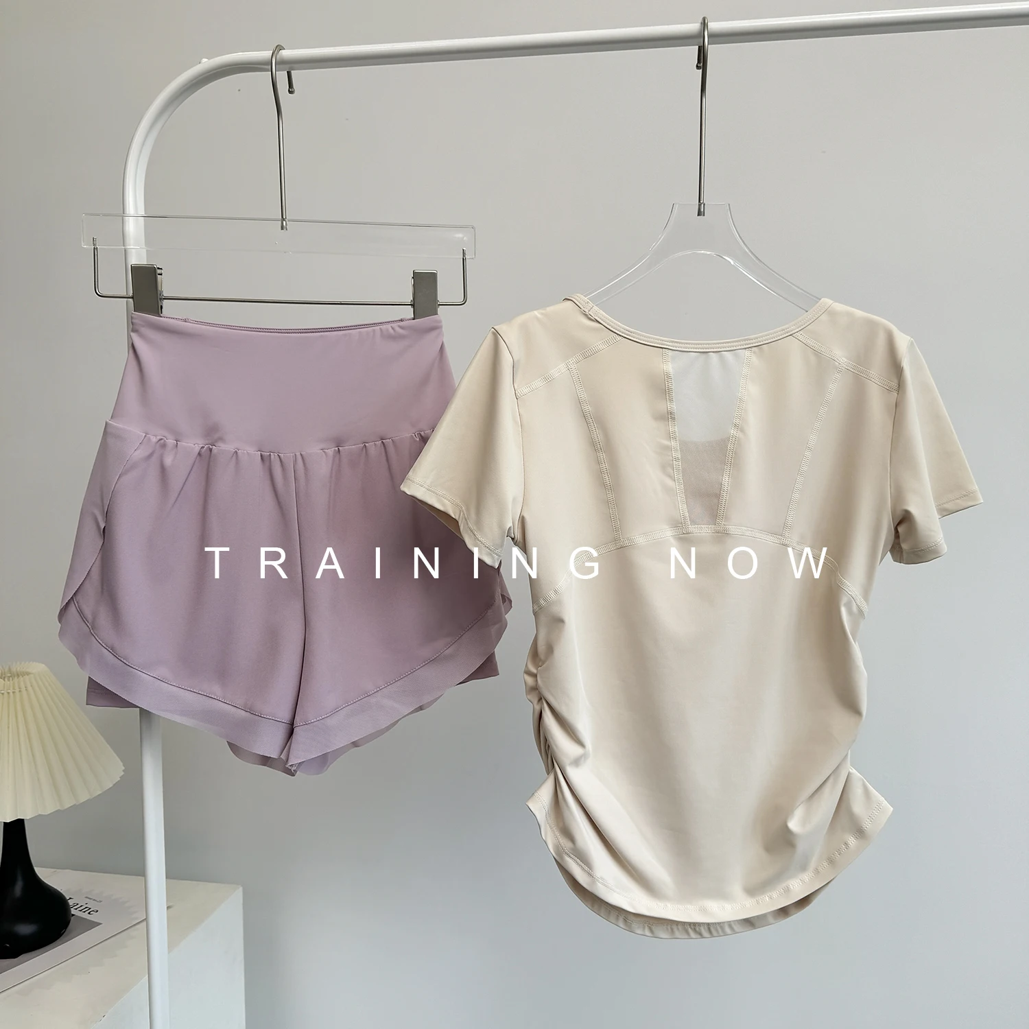 Traje deportivo para correr para mujer en verano, pantalones cortos finos de bádminton, top de secado rápido para fitness, traje de yoga para correr por la mañana, sentido de alta gama