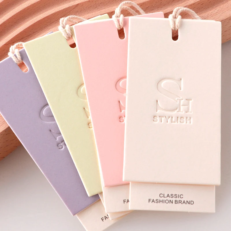 Étiquettes de vêtement simples en papier spécial, prix personnalisé, taille, logo, étiquette volante, vêtements pour femmes douces, cartes volantes, impression couleur personnalisée, 100 pièces