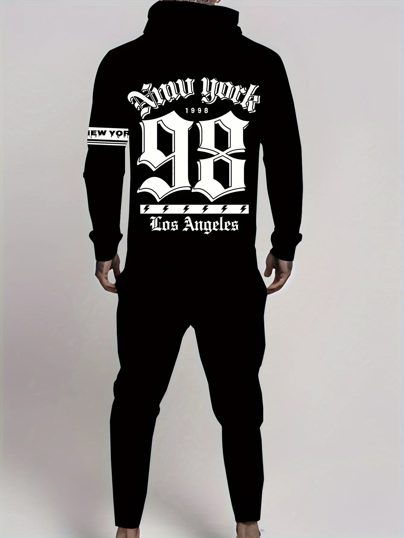Новый мужской комплект с капюшоном на весну и осень 2025 — это мягкий и повседневный с буквенным принтом для катания на роликовых коньках.