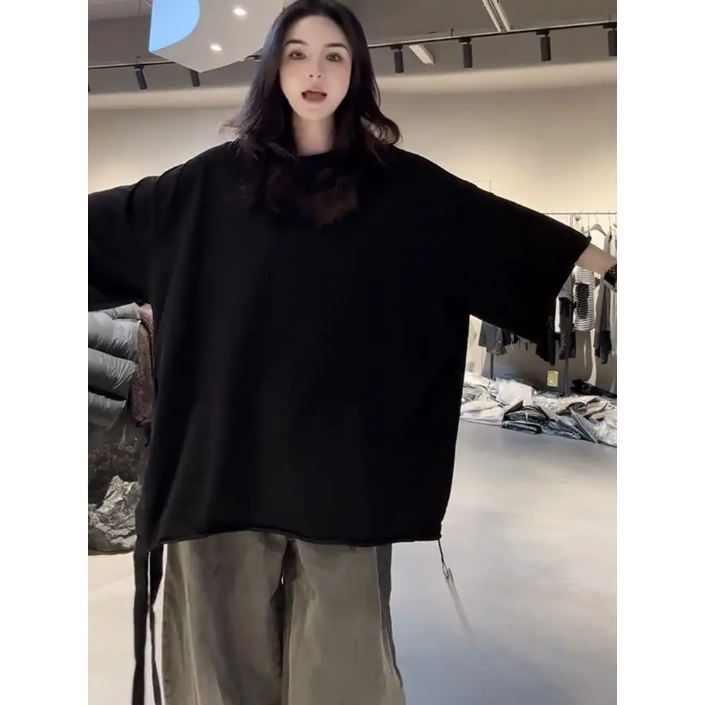 Loses, mittellanges, einfarbiges T-Shirt-Modeoberteil mit großem Design