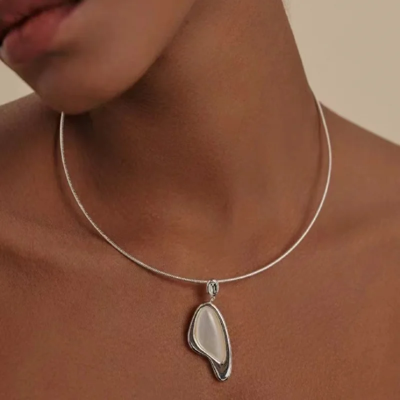 New Product White Lip Shell Snake Bones Chain Pendant Choker Necklace Light Luxury Minority Design Advanced Simple Fashion Short